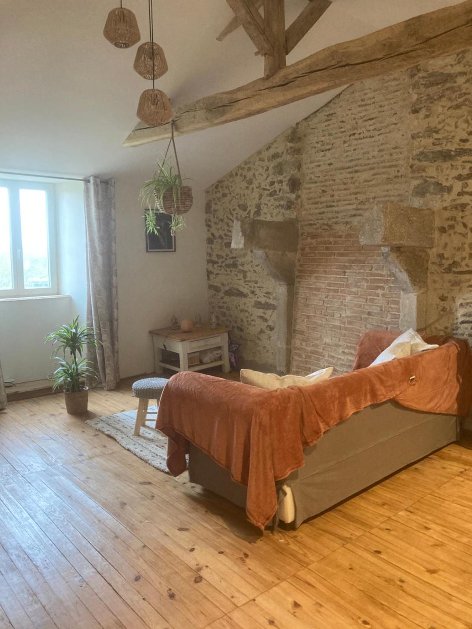 Premier Etage D Une Jolie Maison A La Campagne Montravers Exterior photo